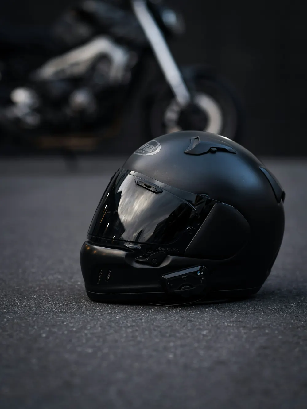Capacete de piloto na pista