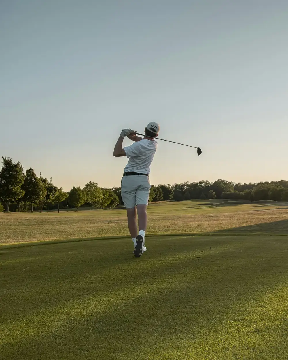 Golfista ao entardecer